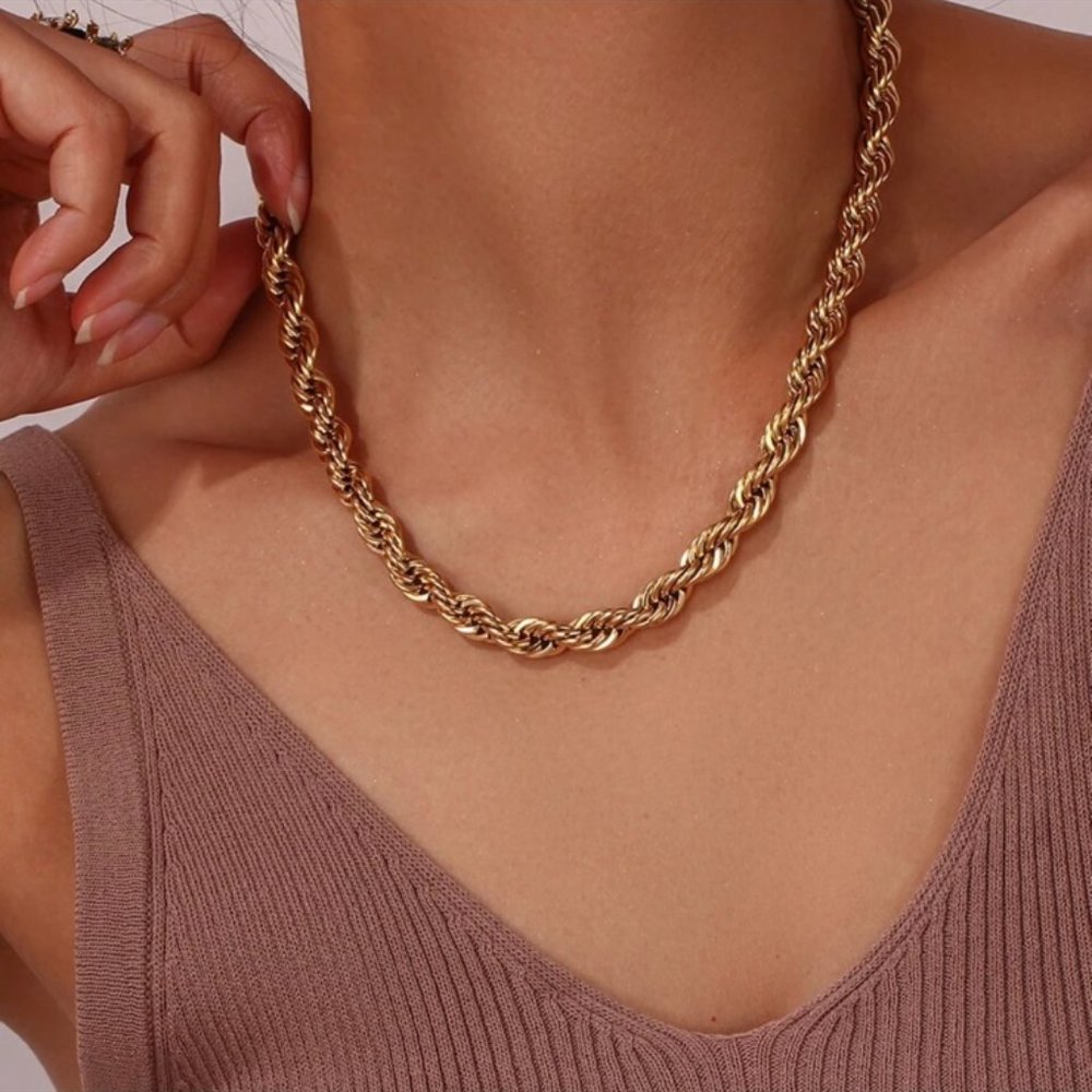 NEW 8MM 18K GOLD CHUNKY TWISTED CHAIN NECKLACE, NICE NECKLACE, CUTE NECKLACE.